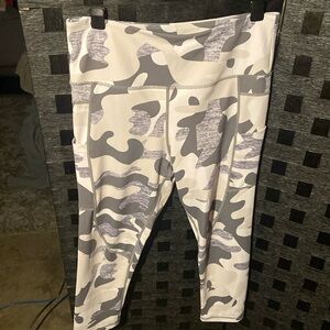 ZYIA Gray Camo pocket Light N Tight hi-rise Capri 20”